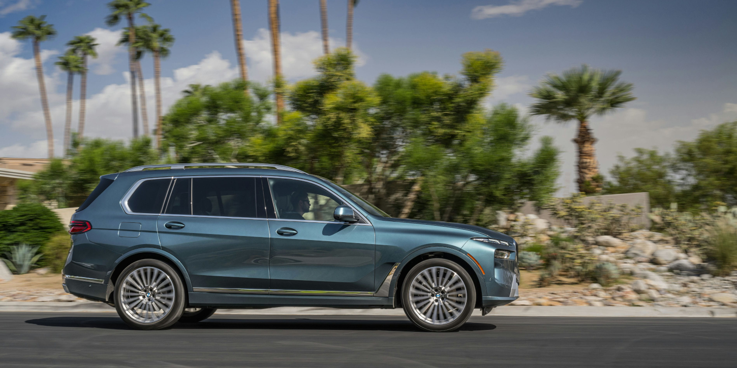 BMW X7 z boku v pohybu BMW X7 z boku v pohybu