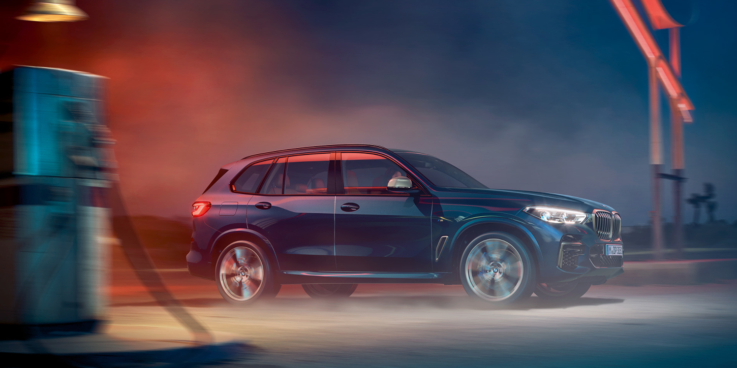 BMW X5 M50i z boku BMW X5 M50i z boku