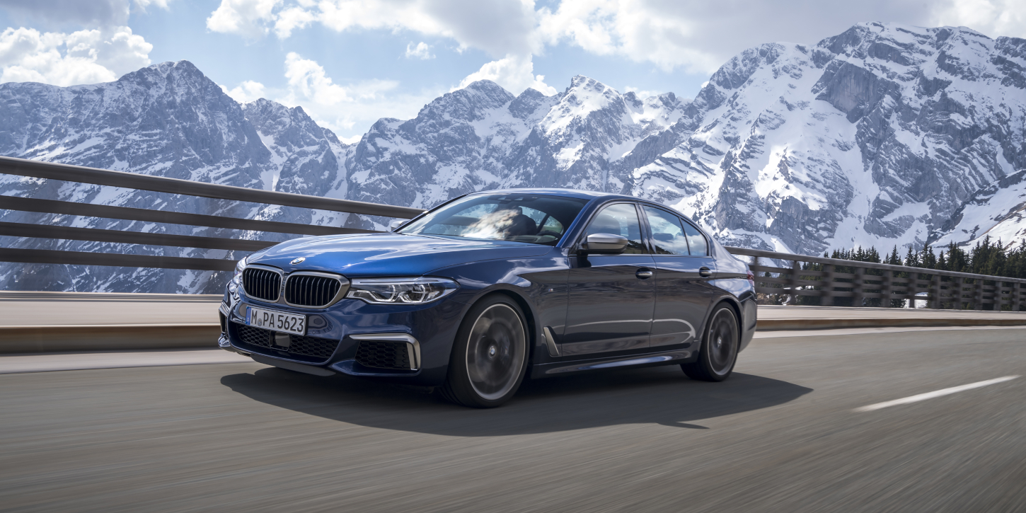 BMW M550i xDrive z boku v pohybu BMW M550i xDrive z boku v pohybu
