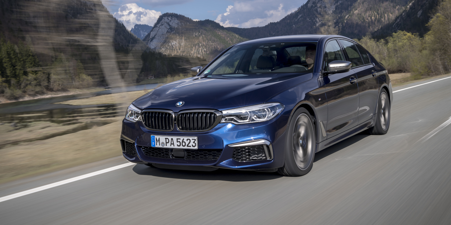 BMW M550i xDrive v pohybu BMW M550i xDrive v pohybu