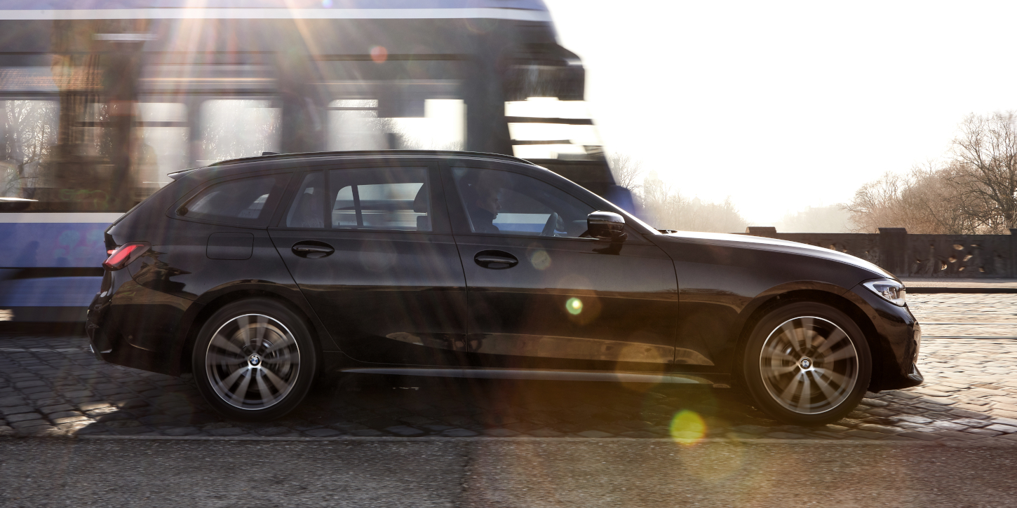 BMW 330e Touring z boku BMW 330e Touring z boku