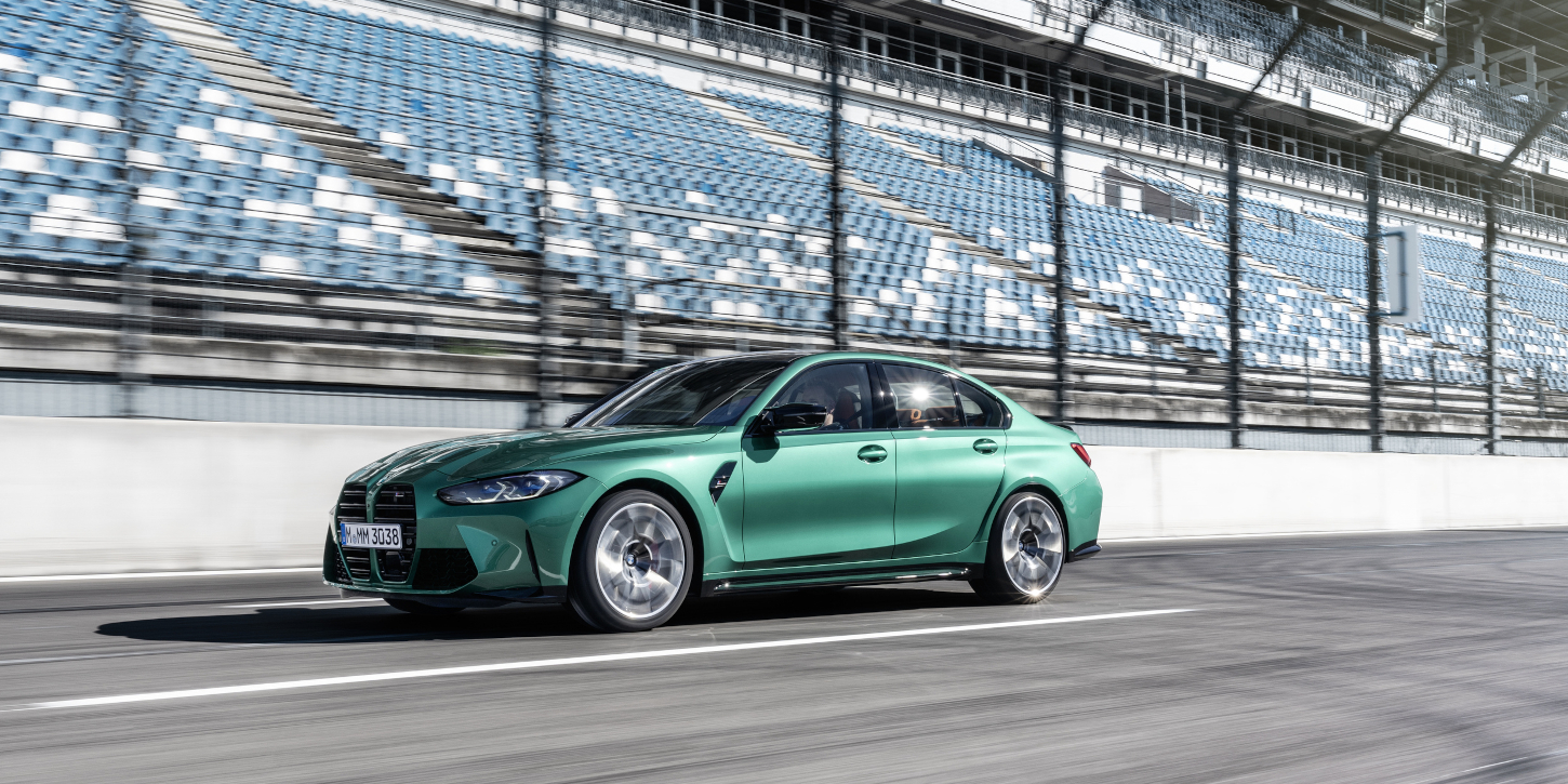 BMW M3 Sedan v pohybu z boku BMW M3 Sedan v pohybu z boku