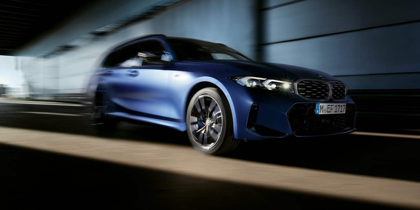 BMW M340i z boku v pohybu BMW M340i z boku v pohybu