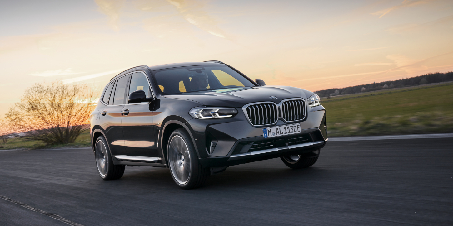 BMW X3 zepředu v pohybu BMW X3 zepředu v pohybu