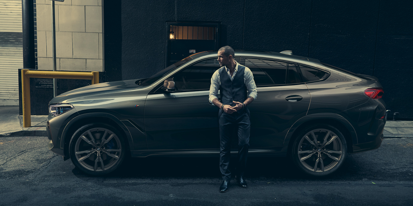 BMW X6 M50i z boku BMW X6 M50i z boku