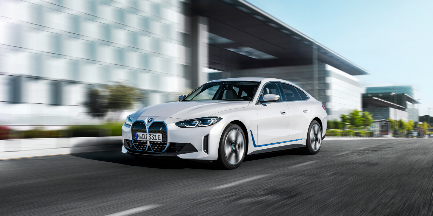 BMW i4 zepředu v pohybu BMW i4 zepředu v pohybu