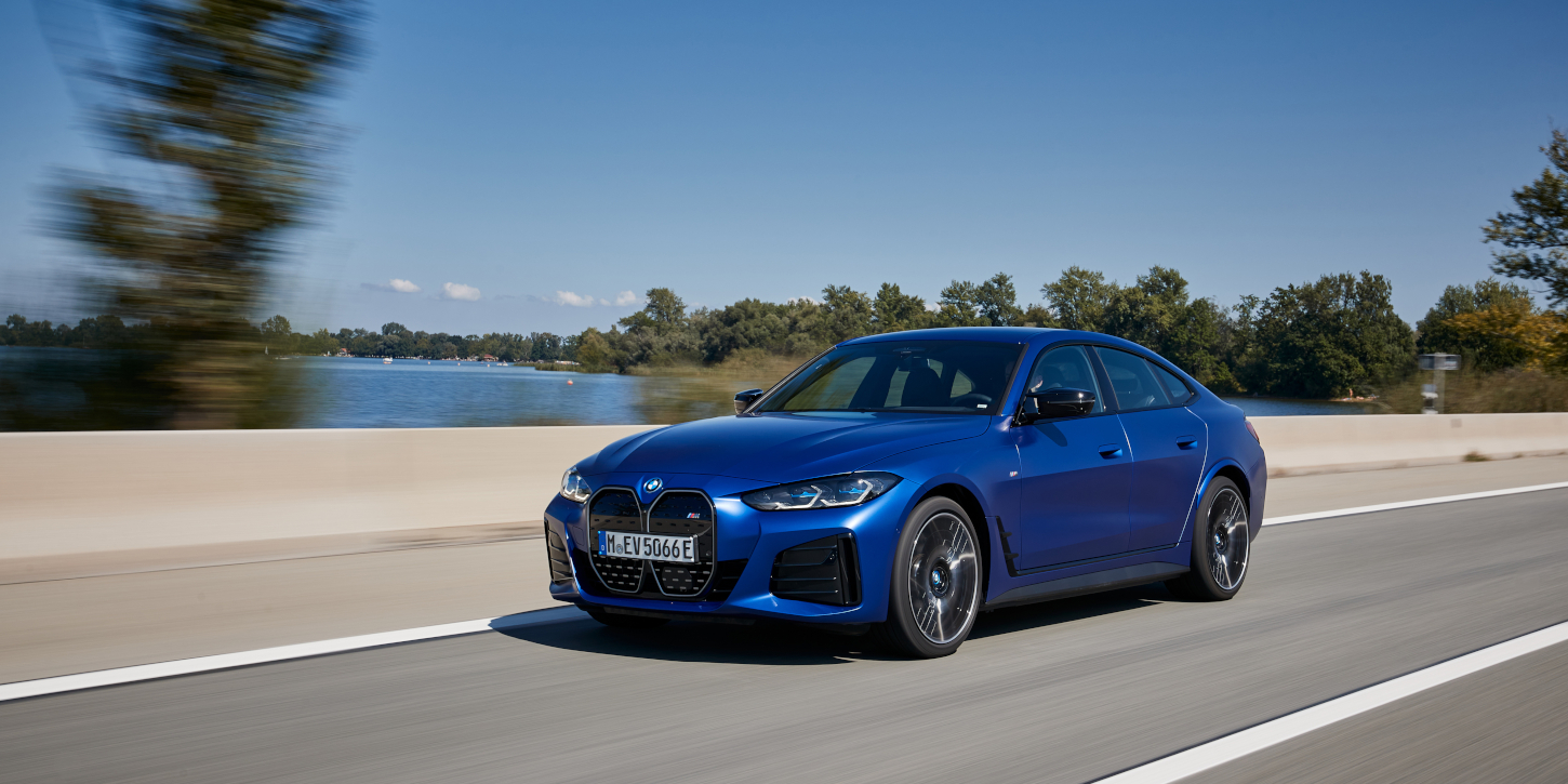 BMW i4 M50 z boku v pohybu BMW i4 M50 z boku v pohybu