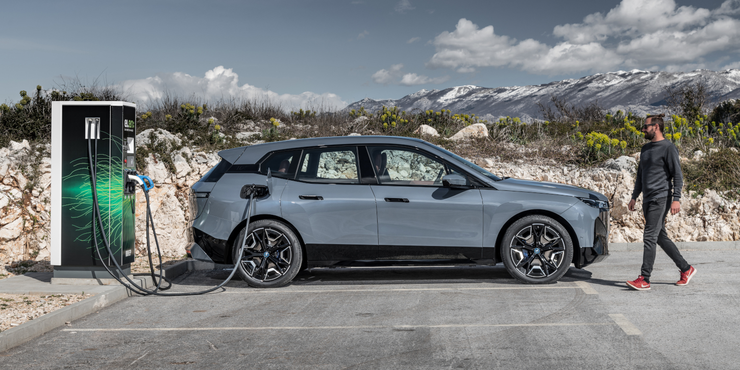 BMW iX z boku, nabíjení BMW iX z boku, nabíjení