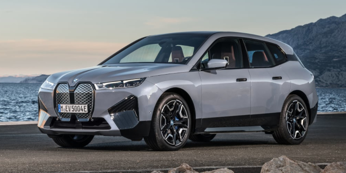 BMW iX z boku