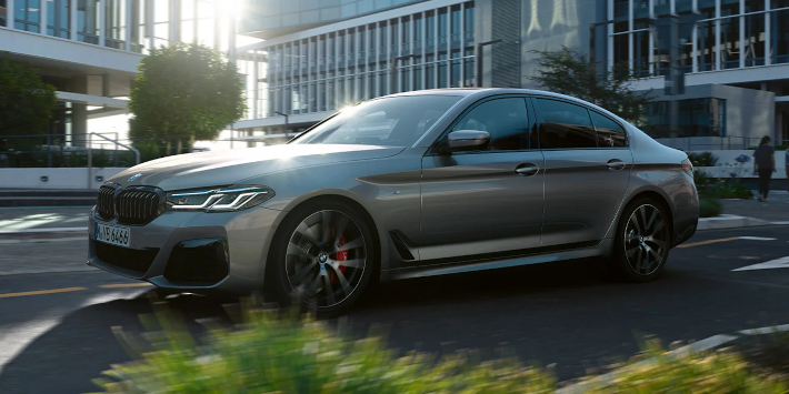 BMW řady 5 Sedan z boku BMW řady 5 Sedan z boku