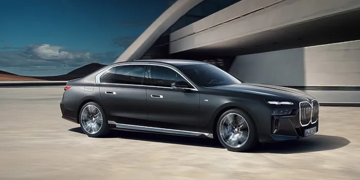 BMW řady 7 Sedan z boku