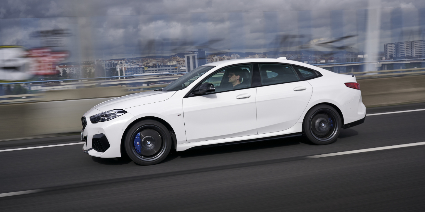 BMW M235i xDrive z boku BMW M235i xDrive z boku
