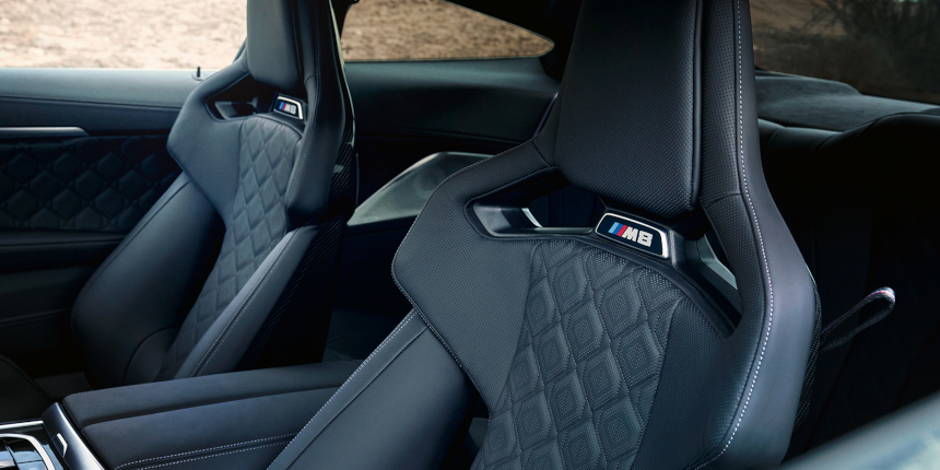 BMW M8 Coupé M sportovní sedadla s M logem.