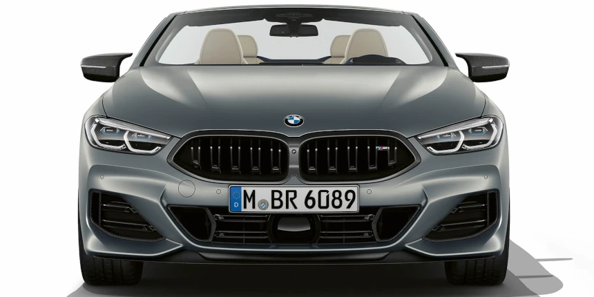 BMW M8 Cabrio M ledvinky a M vnější zpětná zrcátka.
