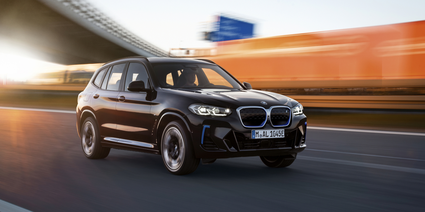 BMW iX3 z boku BMW iX3 z boku