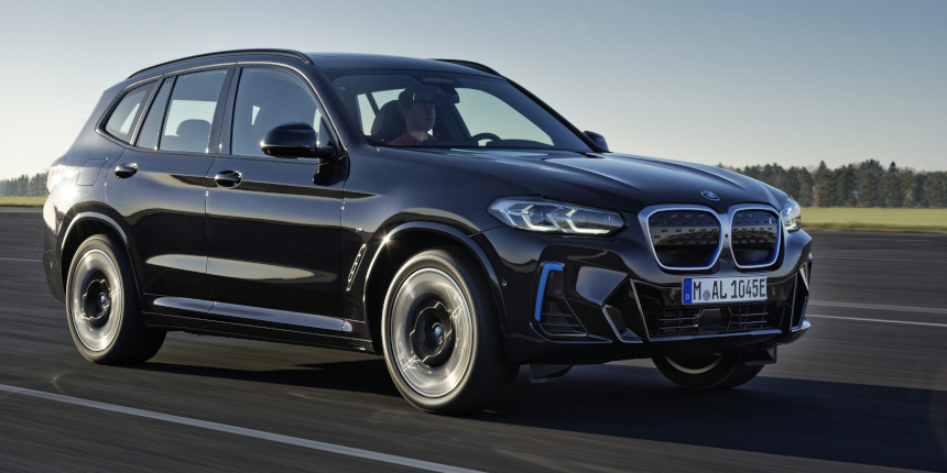 BMW iX3 z boku BMW iX3 z boku