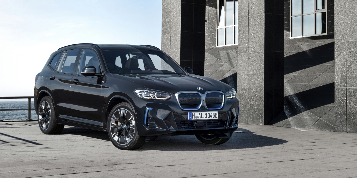 BMW iX3 z boku BMW iX3 z boku