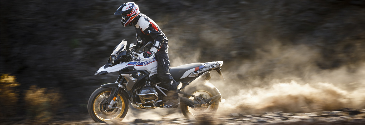 BMW R 1250 GS z boku v pohybu BMW R 1250 GS - Neomezená touha po dobrodružství