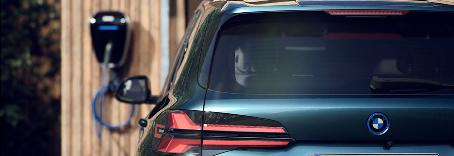 PLUG-IN HYBRIDNÍ ZÁŽITKY Z JÍZDY V NOVÉM BMW X5 xDRIVE50e. PLUG-IN HYBRIDNÍ ZÁŽITKY Z JÍZDY V NOVÉM BMW X5 xDRIVE50e.