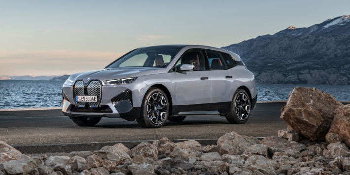 BMW iX z boku