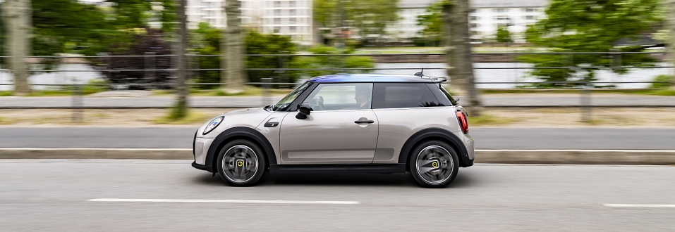MINI Electric z boku MINI Electric