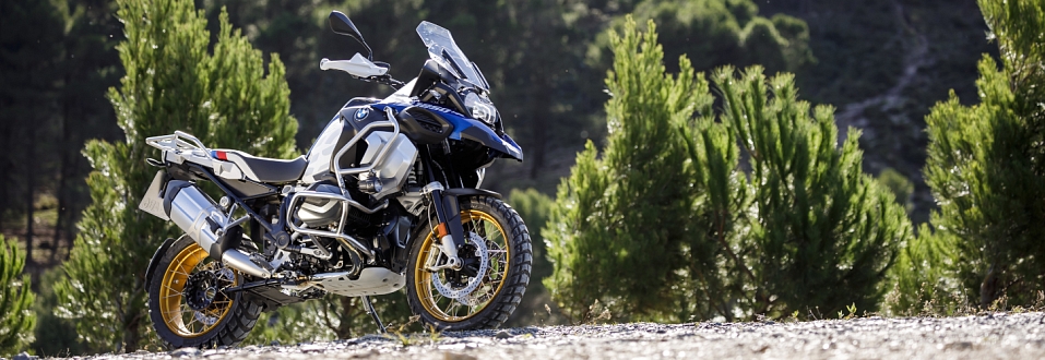 BMW R 1250 GS Adventure z boku u lesa BMW R 1250 GS Adventure - Žádný cíl není příliš daleko
