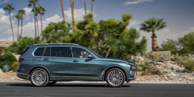 BMW X7 z boku v pohybu BMW X7 z boku v pohybu