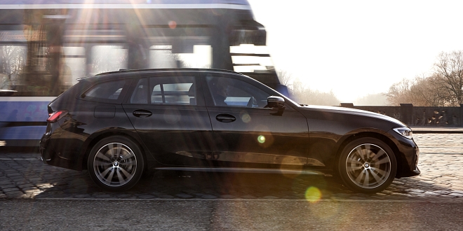 BMW 330e Touring z boku BMW 330e Touring z boku