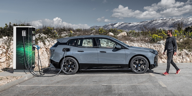 BMW iX z boku, nabíjení BMW iX z boku, nabíjení
