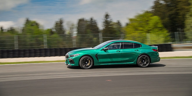 BMW M8 Competition z boku BMW M8 Competition z boku