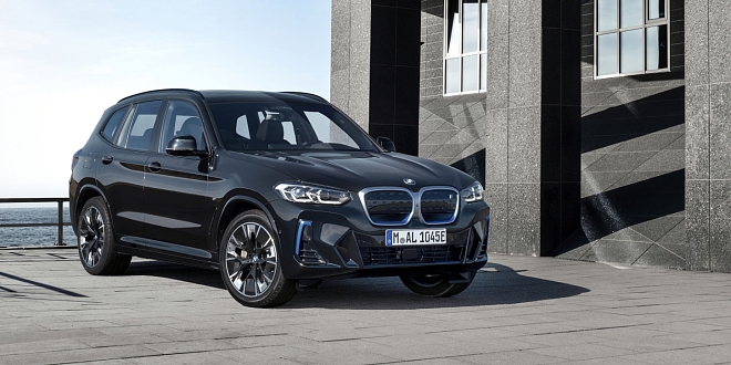 BMW iX3 z boku BMW iX3 z boku